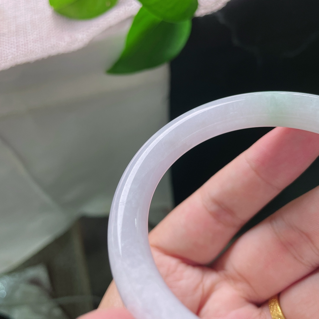 飘绿圆条，一点皮纹素净淡雅，无繁多余花色，以玉本身的素雅质感取胜。ss58525a
