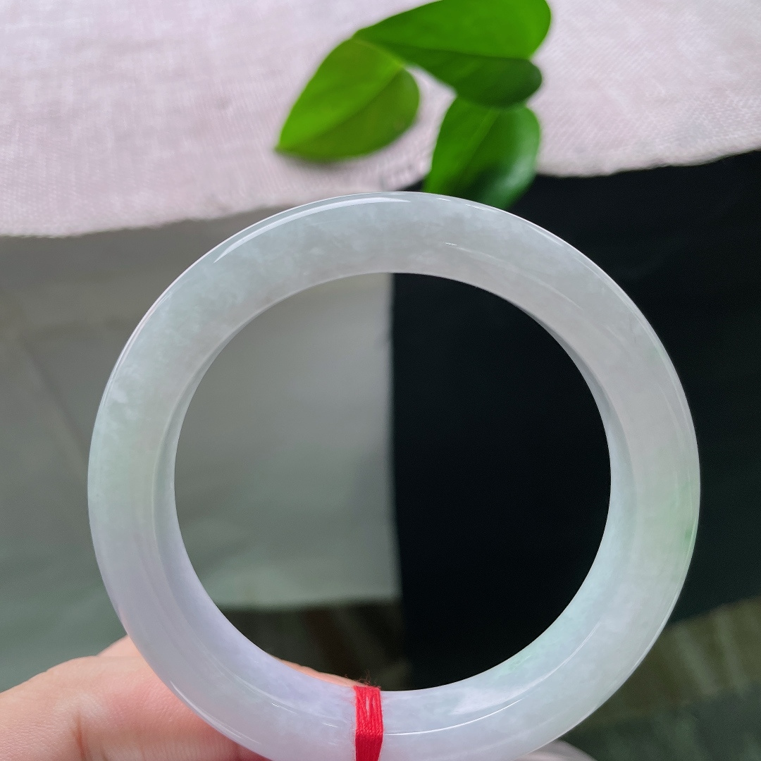56.7/11.4/9.5，春彩正圈，一点皮纹，淡紫打底，翠色若有若无地显露，不喧嚣夺目，悄悄衬出骨子里的柔和与从容。ss58348a