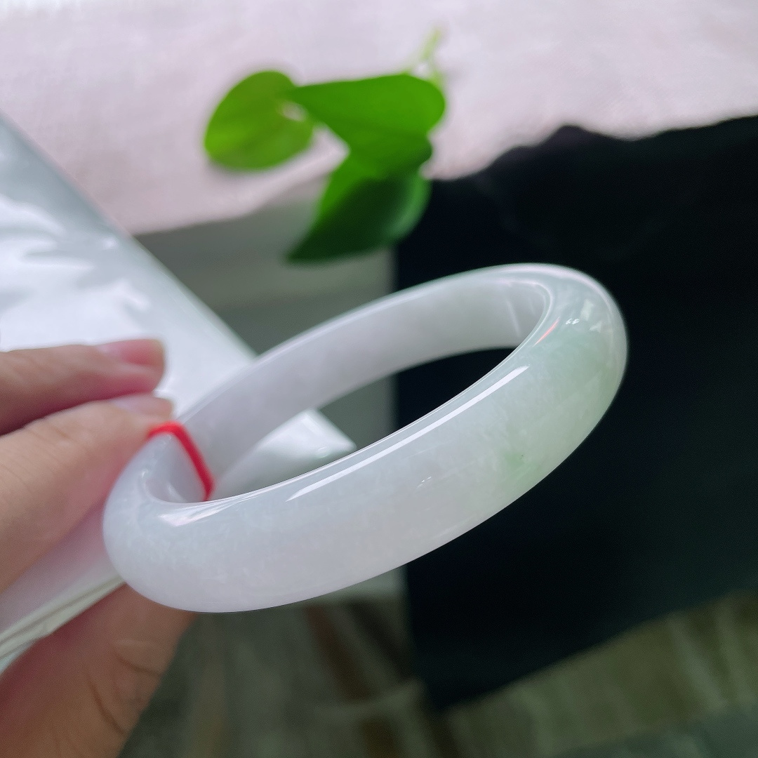 白月光正圈，一点皮纹，纯粹的玉色干净通透，似月光漫过玉体，氛围感清冷又温婉。ss58528a