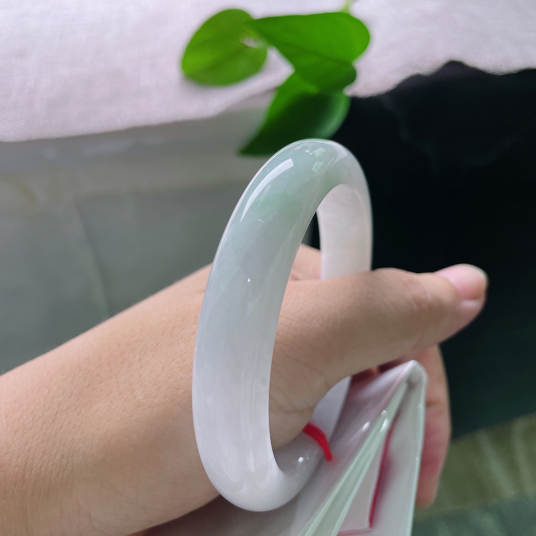 白月光正圈，一点皮纹，纯粹的玉色干净通透，似月光漫过玉体，氛围感清冷又温婉。ss58528a
