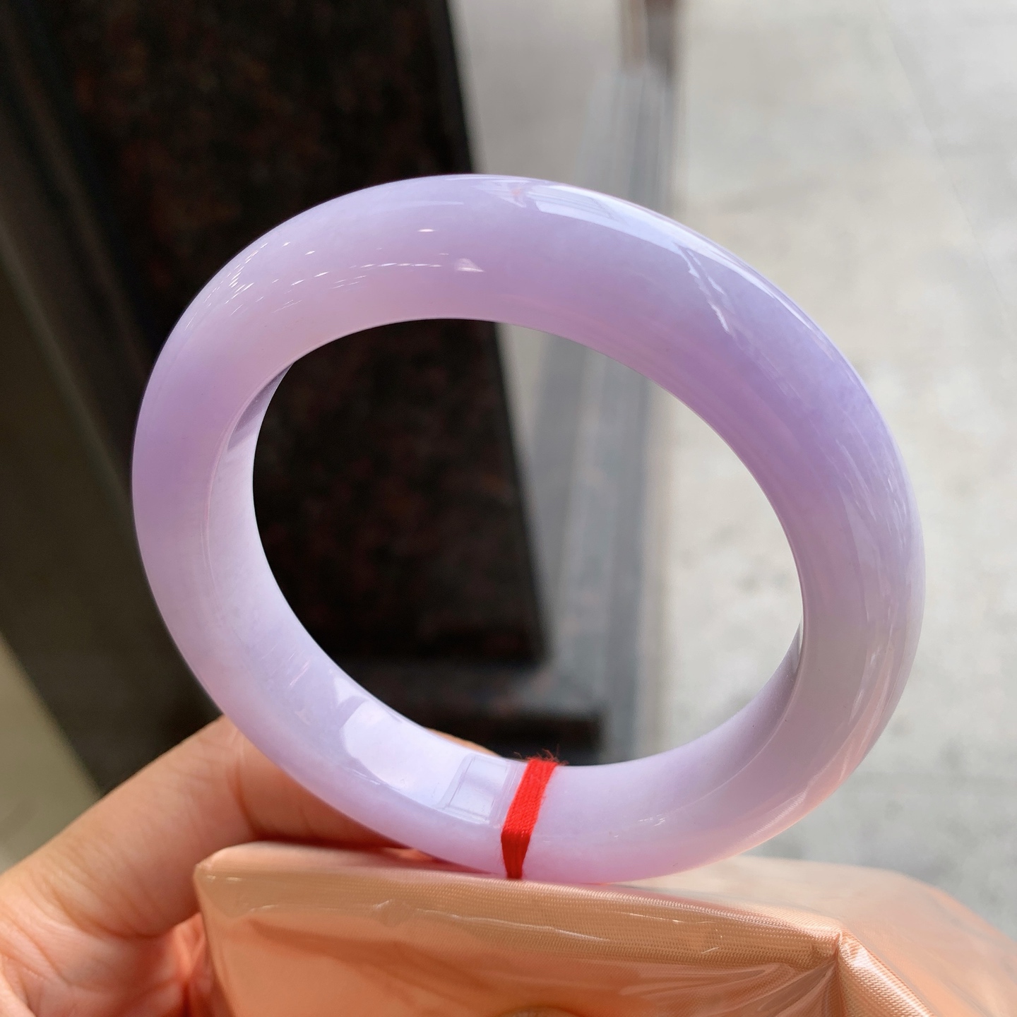 正圈粉紫，无裂，见光不失