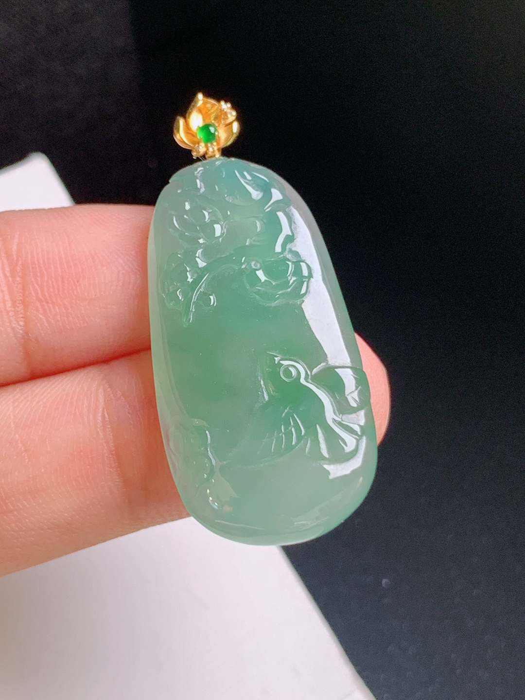 冰飘绿喜上眉梢吊坠，玉质细腻，雕工精致，吉祥顺遂，裸石33.7-17.3-4.740.5，53090