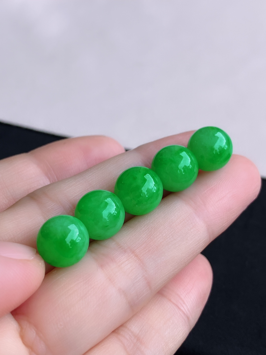 翠绿圆珠一手，色美清爽，尺寸10.8/自然光实拍
