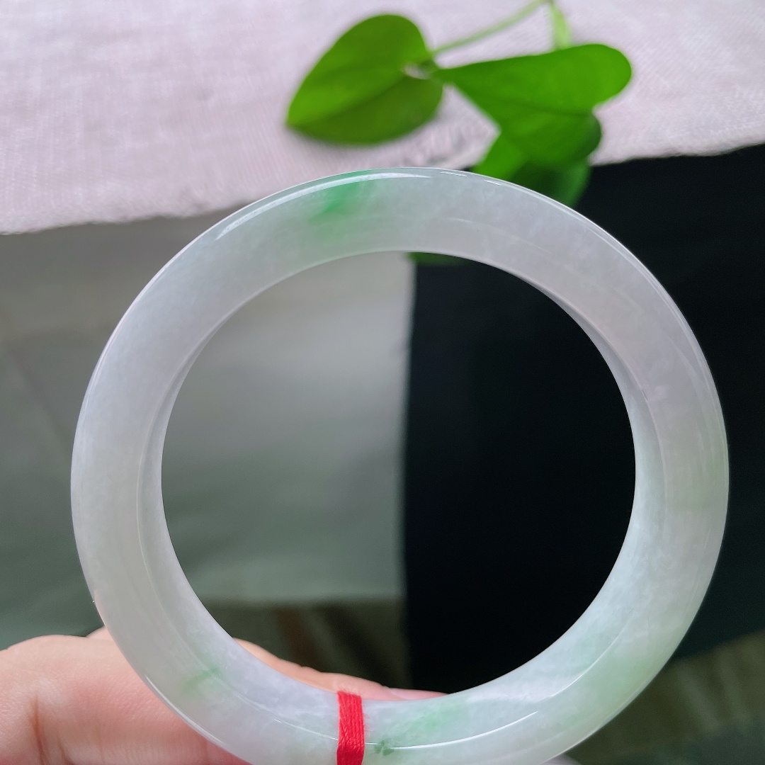 飘绿正圈，晶体纹，几缕翠色若隐若现萦绕镯身，好似春风拂过，晕开点点草木春色。ss58357a