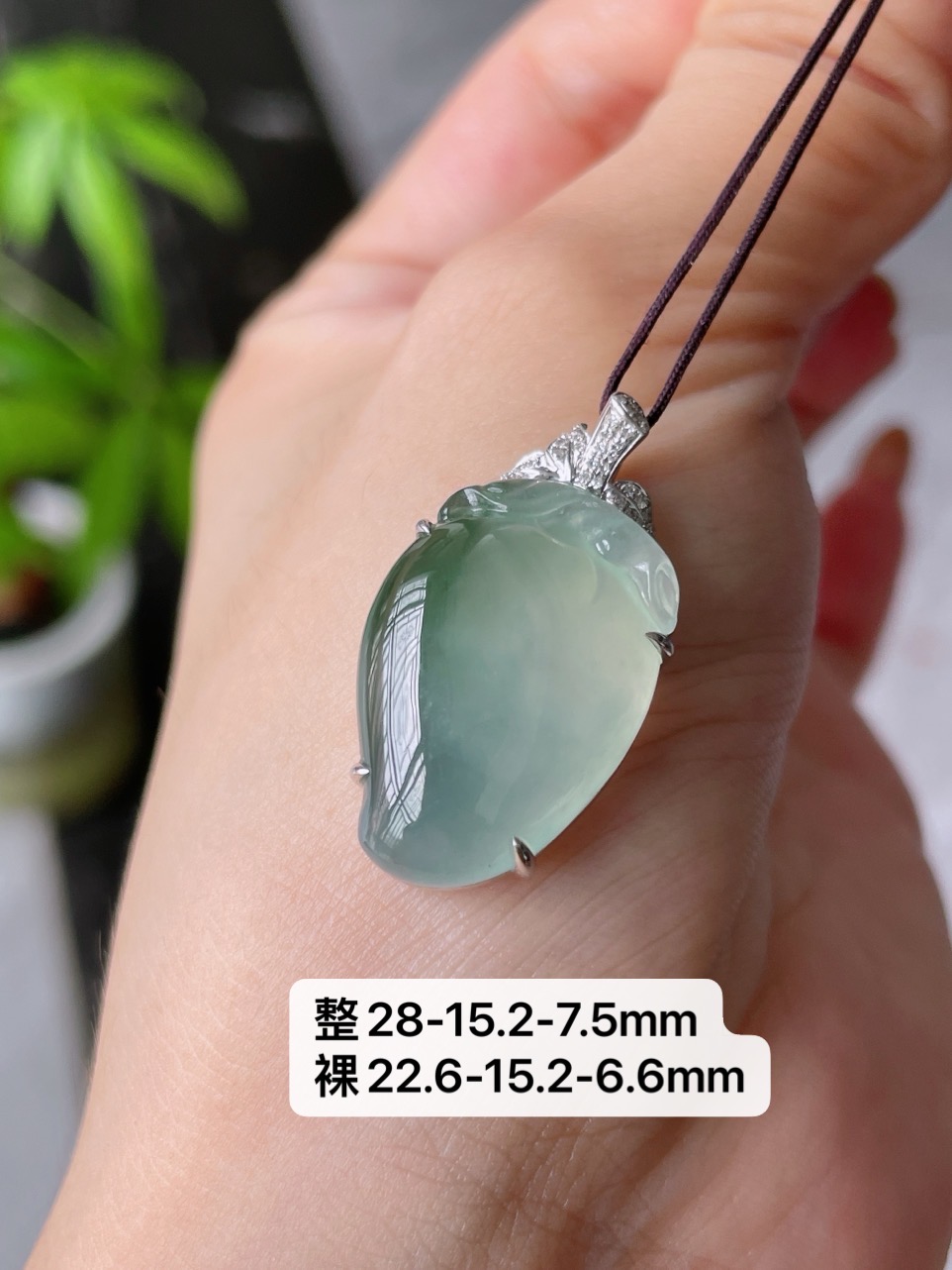 18k金镶冰种胶感飘绿寿桃