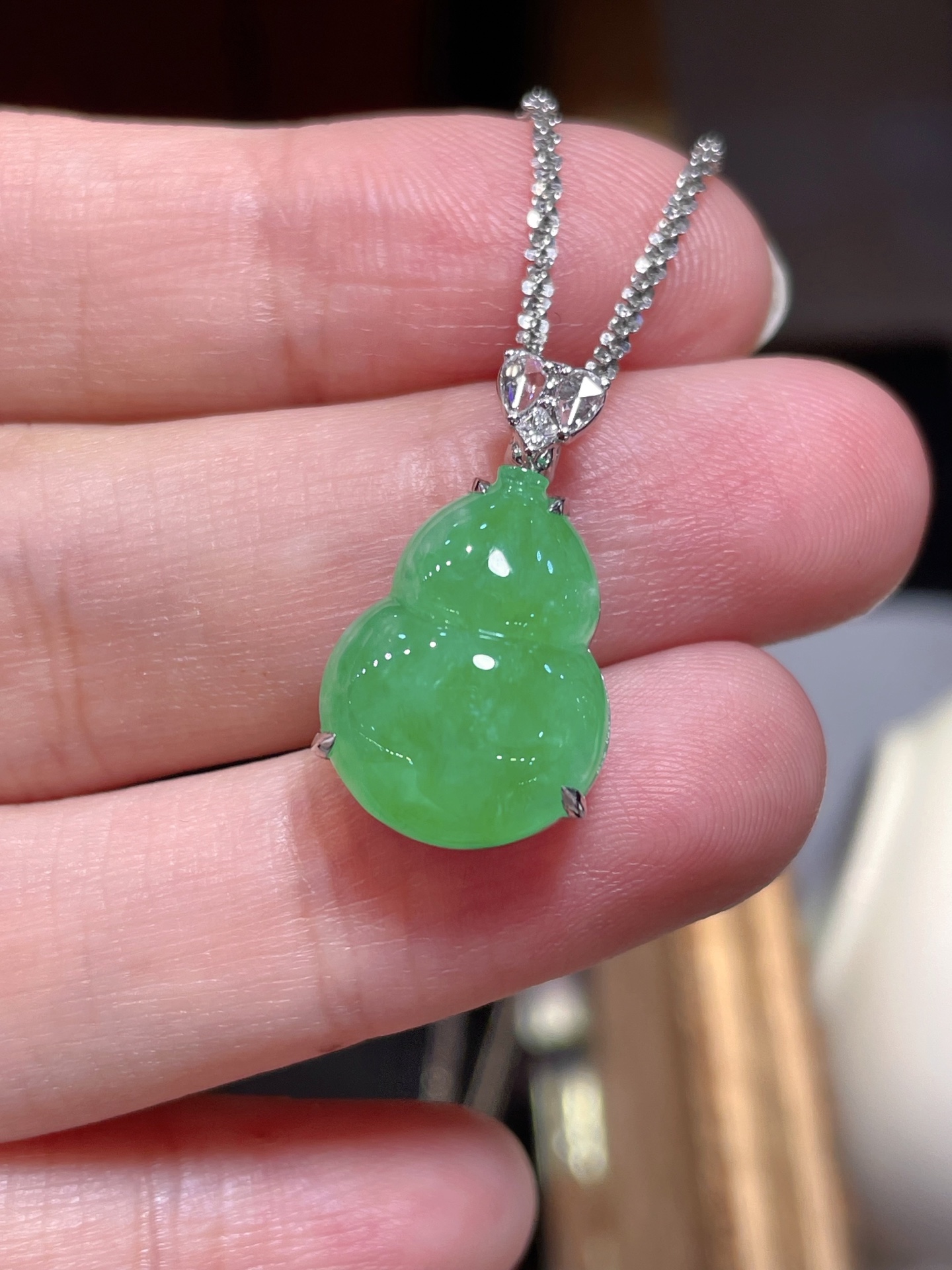 阳绿翡翠葫芦吊坠，满色，料子水润通透，种老起光。18k金镶嵌，非常时尚好看，16.5-12.5-3.9