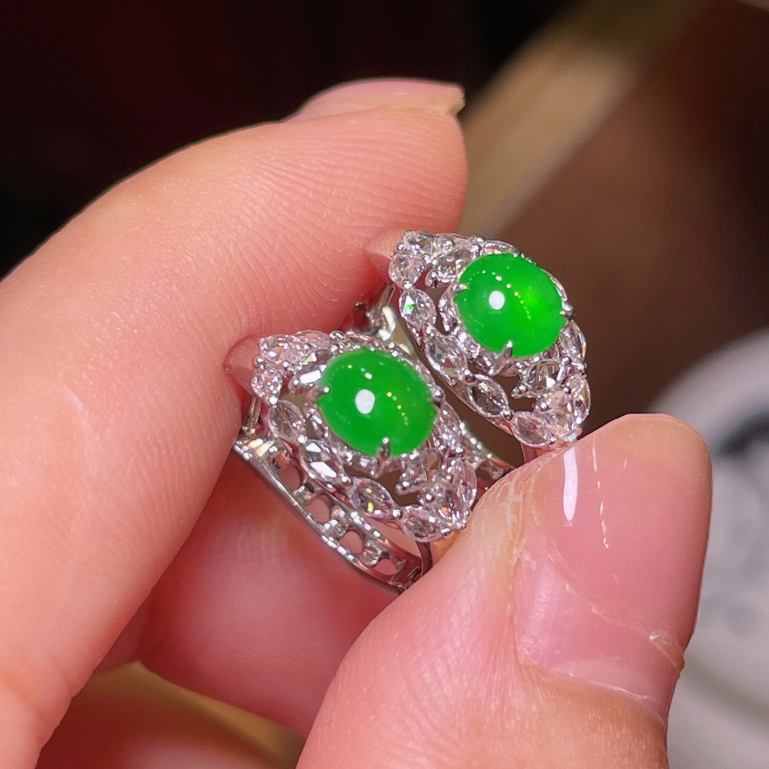 翡翠A货蛋面耳环耳包，阳绿满色，料子冰润细腻，种老起光，18k金镶真钻，上身佩戴效果很好，尺寸如图，12.6-7.5-5.1