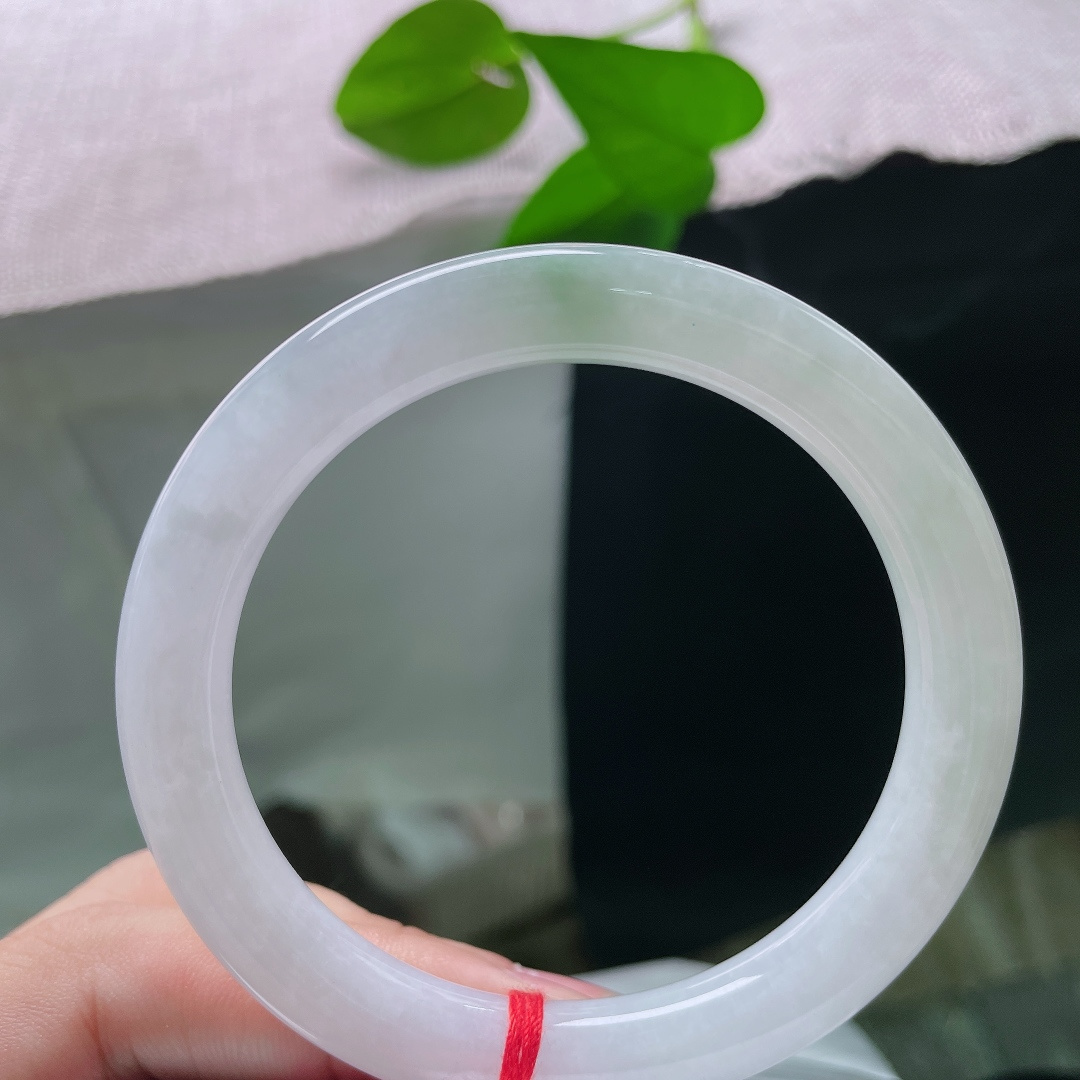 飘绿圆条，一点皮纹素净淡雅，无繁多余花色，以玉本身的素雅质感取胜。ss58525a