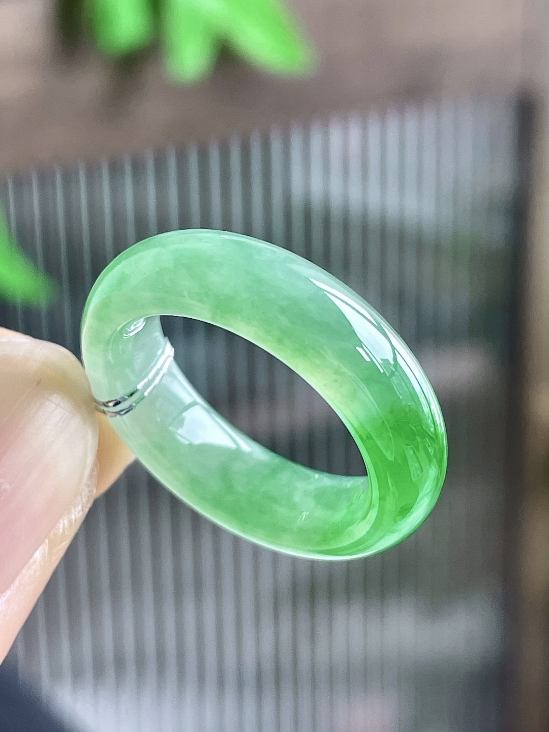 裸石冰飘阳绿戒圈指环，说明无裂性比高，尺寸6.4-4，圈口17号，重量5克