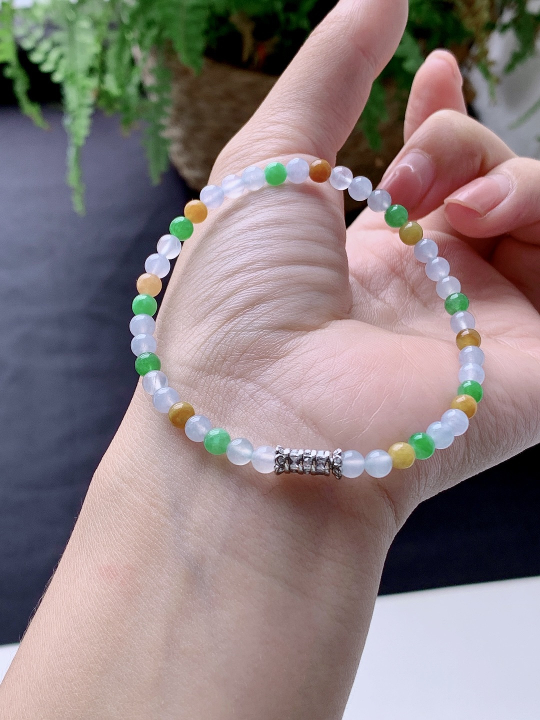 【珠子】冰多宝手串圆珠珠子手串【说明】性比高 阳绿 黄翡【尺寸】4.3mm【重量】6.9克