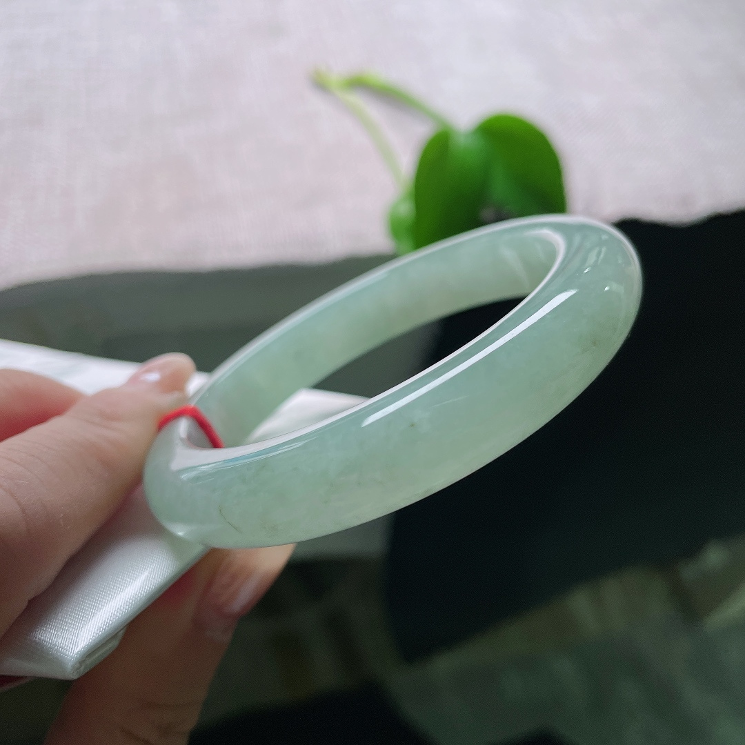 绿底正圈，皮纹，玉质细密沉敛，色调中和有度，不浓不寡，处世贵在守中道，不偏不倚，从容有度。ss58517a