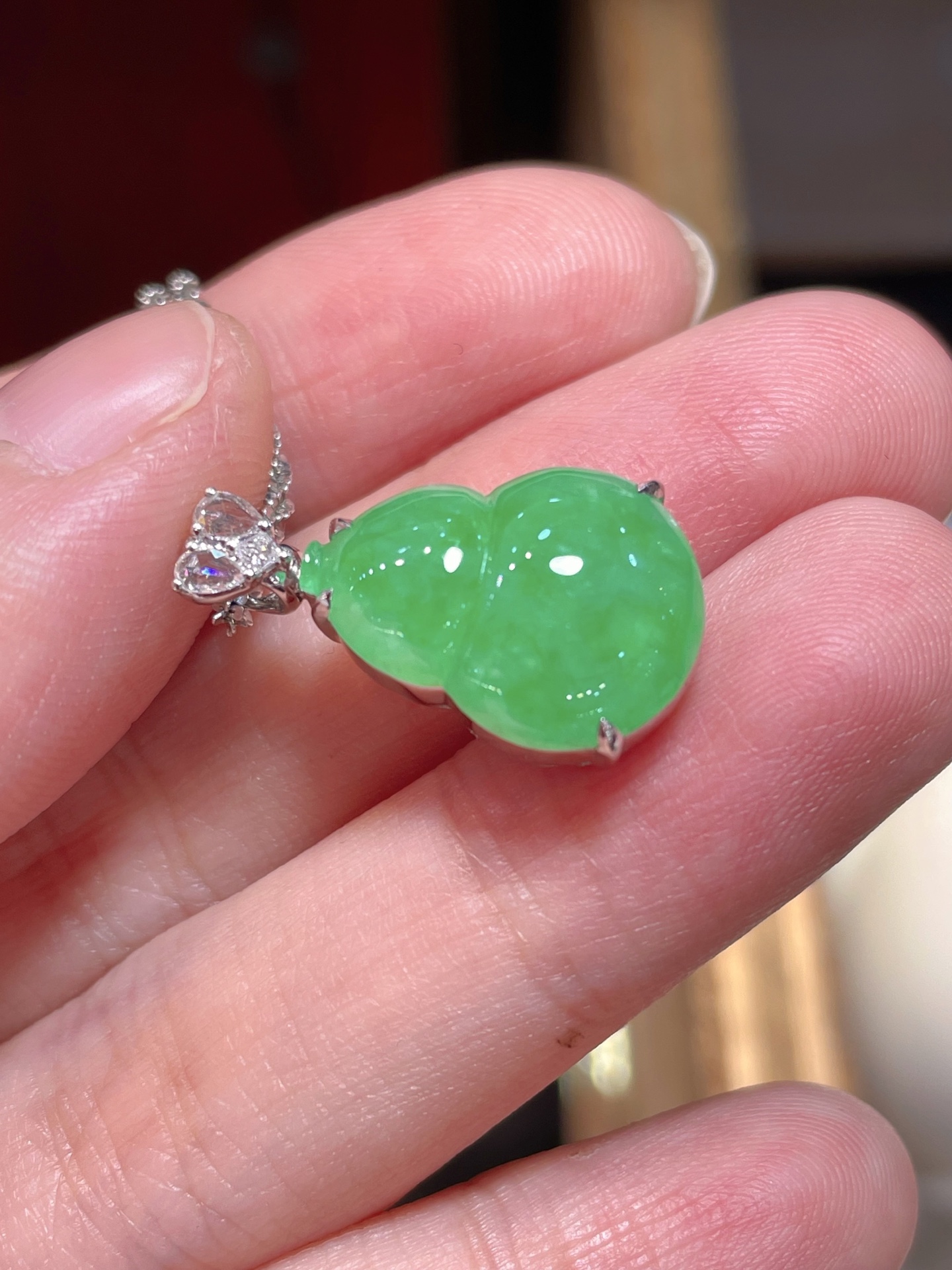 阳绿翡翠葫芦吊坠，满色，料子水润通透，种老起光。18k金镶嵌，非常时尚好看，16.5-12.5-3.9