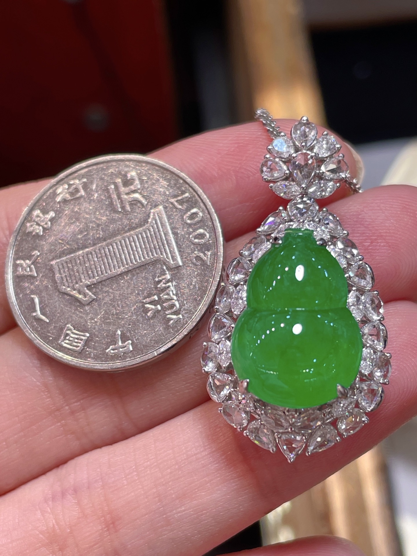 阳绿翡翠葫芦吊坠，满色，料子水润通透，种老起光。18k金镶嵌，非常时尚好看，17.4-12.5-4.