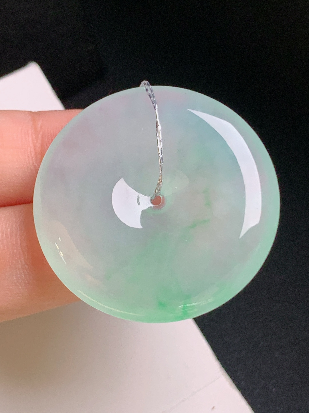 冰种飘绿平安扣，水润莹亮，飘花写意，圆圆满满