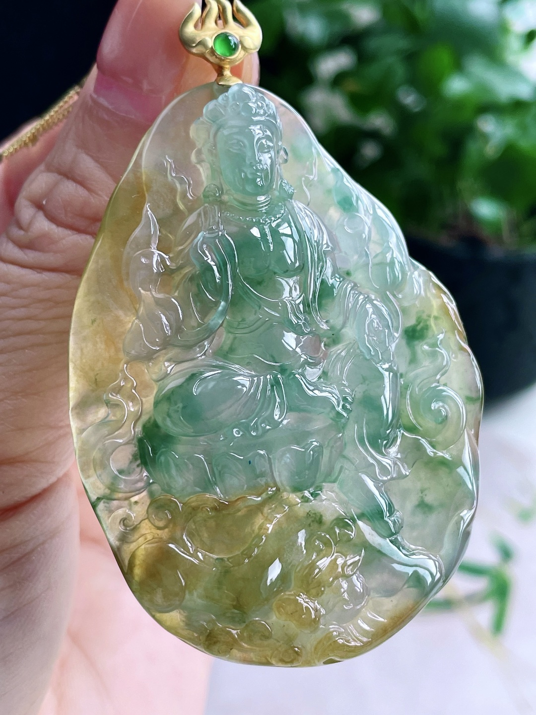 高冰飘黄翡自在观音牌吊坠,缅料18k金镶嵌,无裂,性比高,飘花,厚装,整体71.5,裸石59.2-44.3-7.2,重量29.5克
