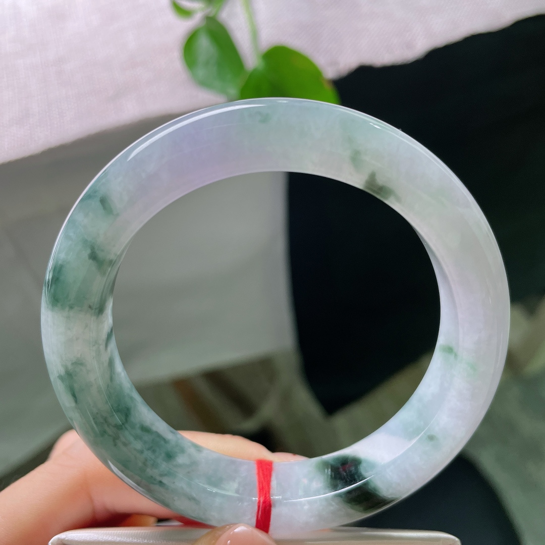 58.7/13.1/10.2，飘花正圈，一点皮纹，蓝绿飘花浓淡相间，错落分布在镯身，花色灵动飘逸，浑