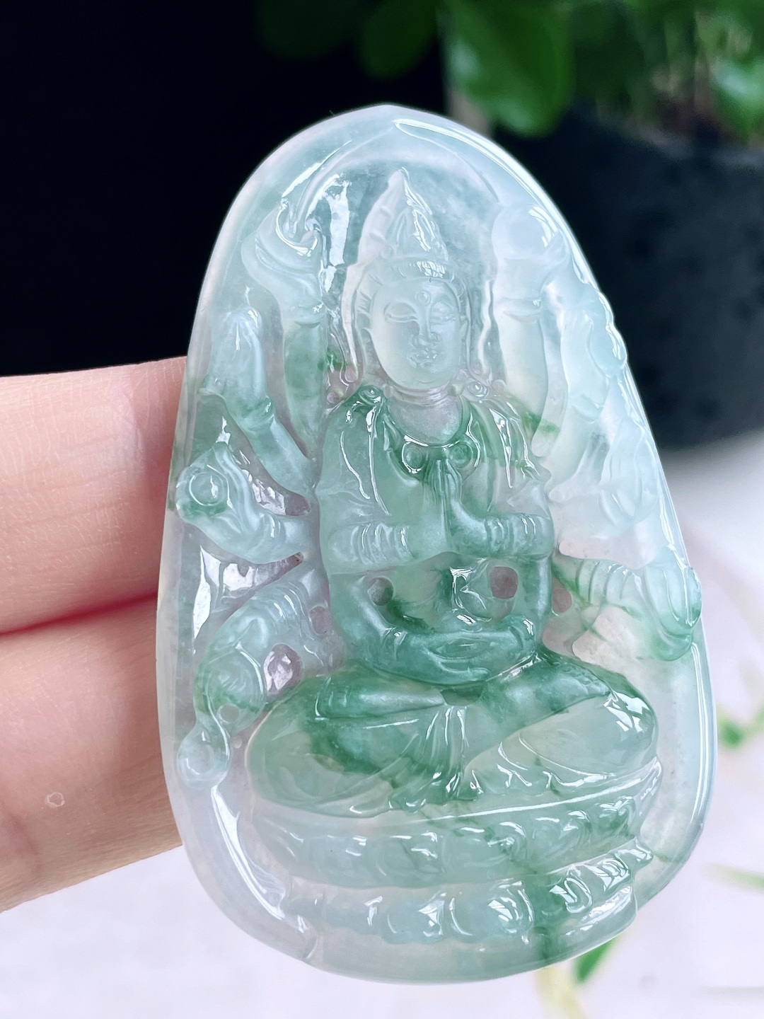 【裸石】冰飘花观音千手观音牌吊坠【说明】缅甸 无裂 性比高【尺寸】60.2-39-5.7【重量】24克
