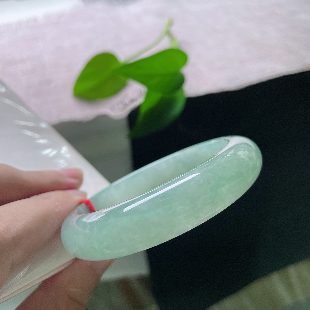 绿底正圈，晶体，光泽温润不刺眼，光线漫过镯体，漾开层层清浅的绿意。ss57888a