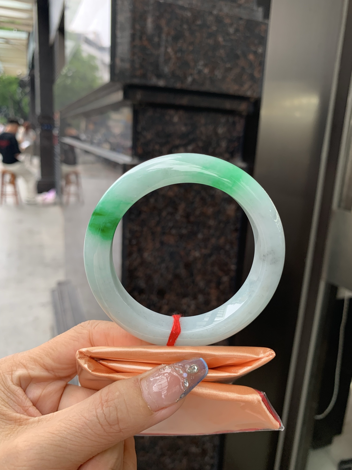 白底青正圈, 0509-N669, 打灯细纹，不影响，底妆冰润，一抹阳绿花点缀腕间风华，干净纯净的底