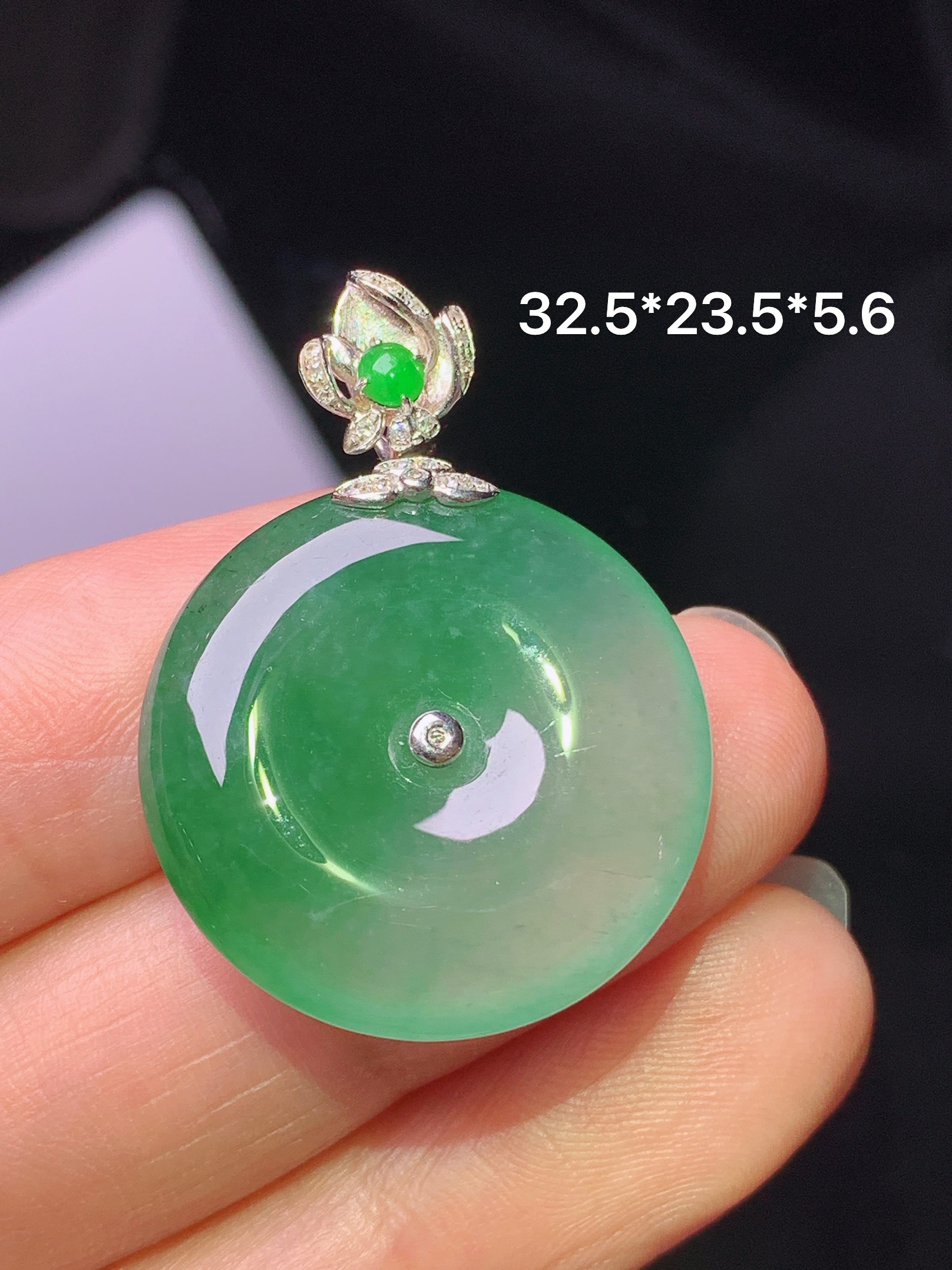 18k金钻镶嵌飘绿平安扣吊坠 玉质细腻 色泽艳丽清新 水润亮眼 整体尺寸32.5*23.5*5.6 b1