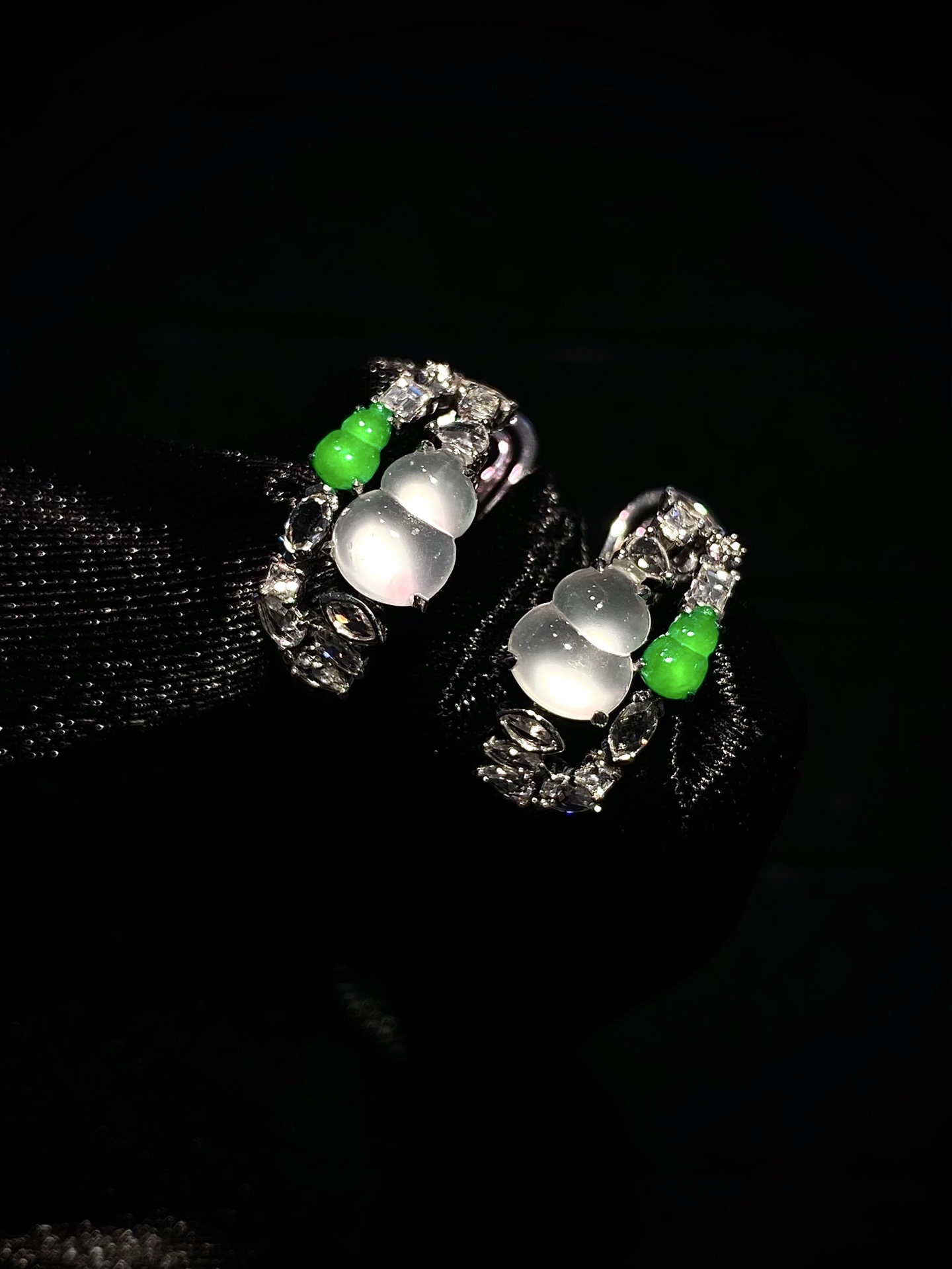 缅甸玻璃种双葫芦耳钉 钢光性超强，通透起光，正阳绿撞色点睛，轻奢豪镶，传统福禄遇上现代潮流，时髦又显贵～ 整体17.2×8.5x4 裸石7.7×5.7x3 绿裸4.3x3