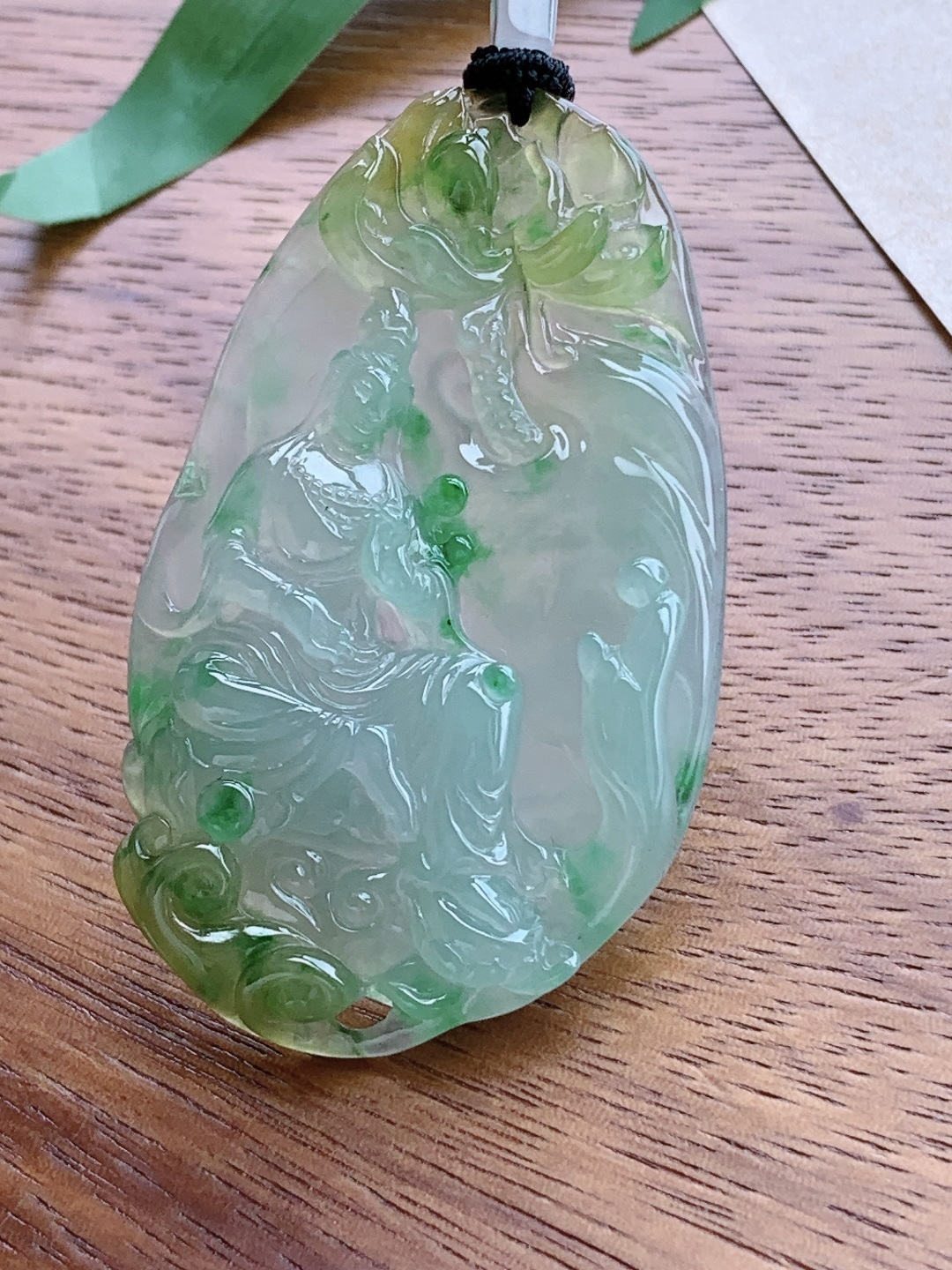 【裸石】冰晴绿自在观音牌吊坠【说明】缅甸 性比高 飘黄翡 厚装【尺寸】61.3-35.6-8.2【重量】28克