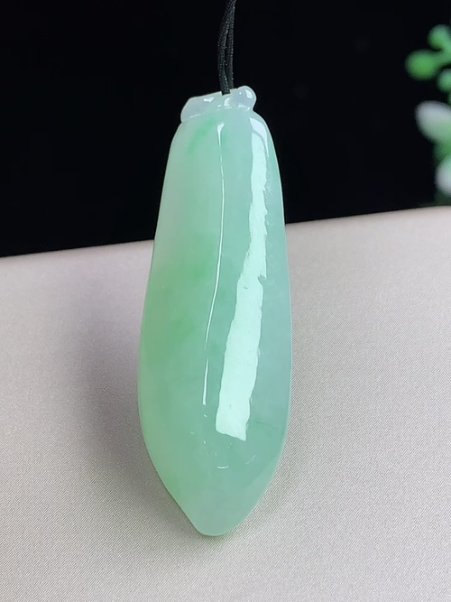 飘绿福瓜，尺寸37.2-13-8.6mm，j08lzy