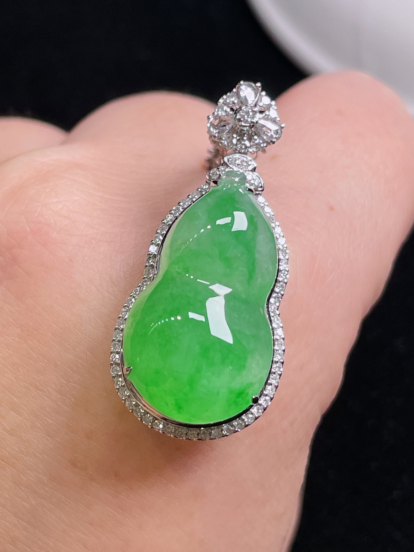 ️ 飘绿葫芦 饱满圆润 色绿莹润 整体：33.9/16.1/12.5 裸石：23.2/13.5/6.8