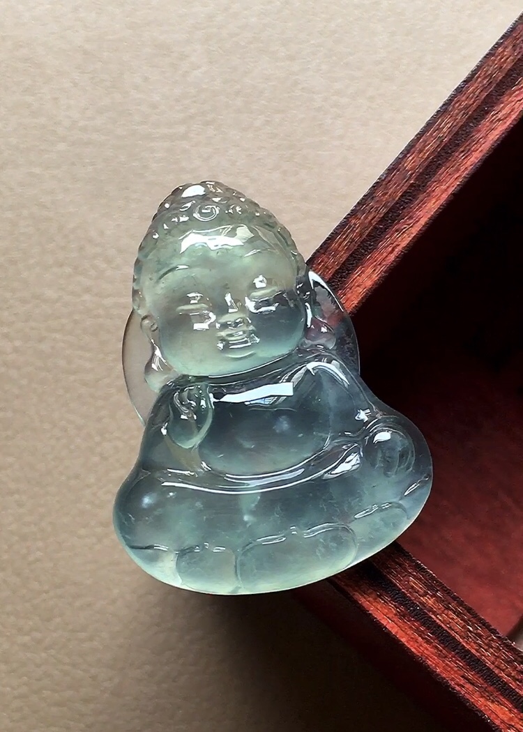 冰种晴水宝宝佛 底色十分漂亮，可爱讨喜，无裂尺寸26*19.3*4.8