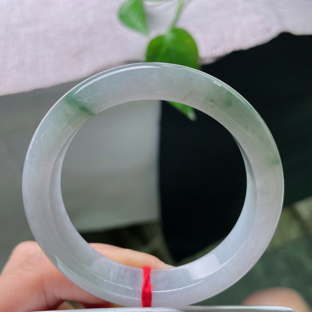 51.8/12.1/8.3飘花正圈，细腻，水润，玉底清透，繁花轻绕，举手投足皆是温婉古韵。一点皮纹，