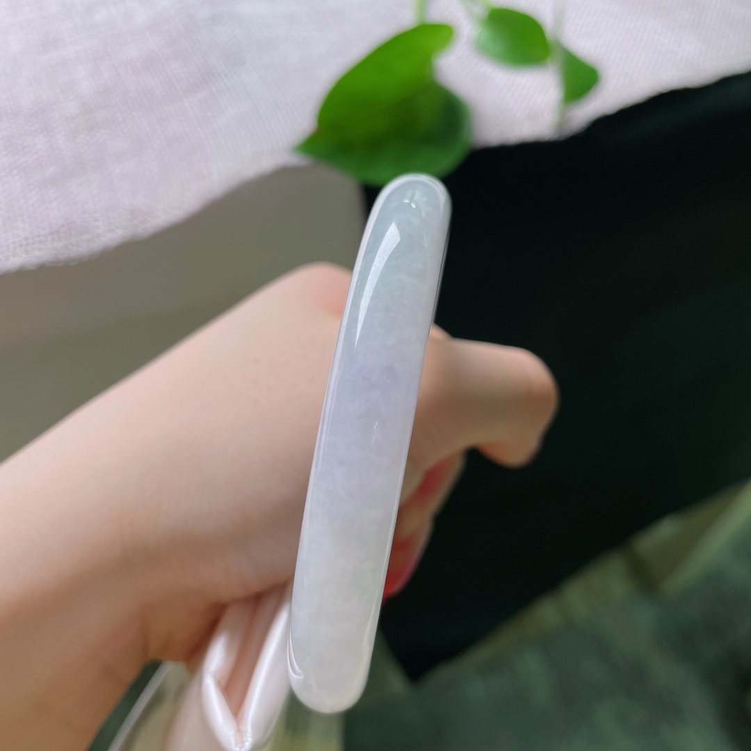 55/9.8，圆条，浅紫底缀一抹鲜翠，素面玉镯清透温润，腕间藏着温柔含蓄的东方美感，晶体纹，ss58613a