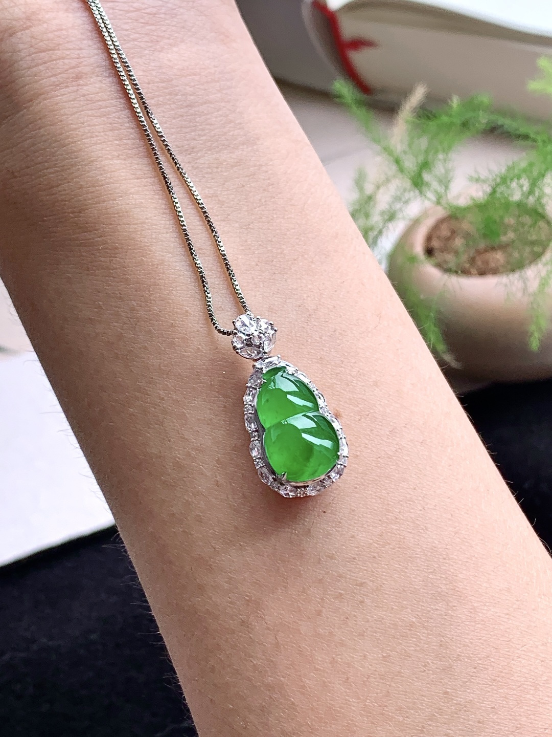 高冰阳绿葫芦满绿葫芦吊坠,缅料 18k金镶嵌 性比高 满色 色彩浓郁,27-13.1-11.3,15