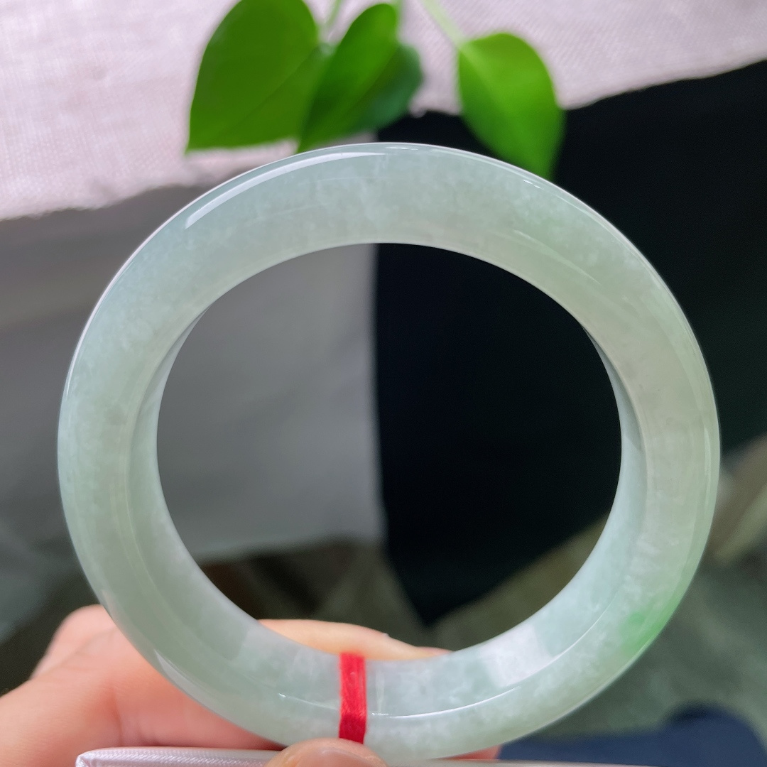 飘绿正圈，无裂，一处鲜亮的翠色俏落镯身，绿感鲜活，清爽简约，自带干净治愈的气质。ss58614a