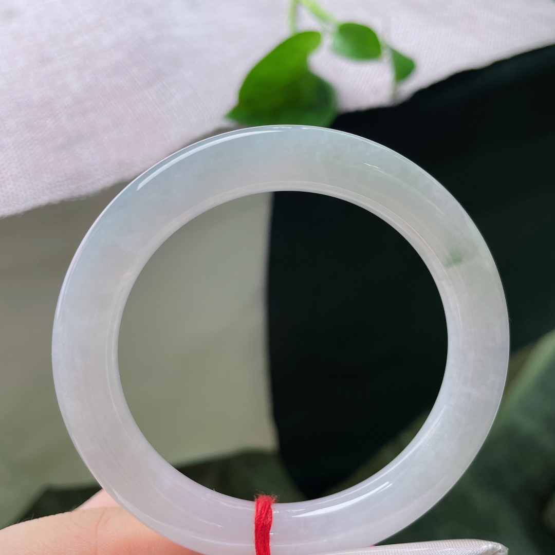 55/9.8，圆条，浅紫底缀一抹鲜翠，素面玉镯清透温润，腕间藏着温柔含蓄的东方美感，晶体纹，ss58613a