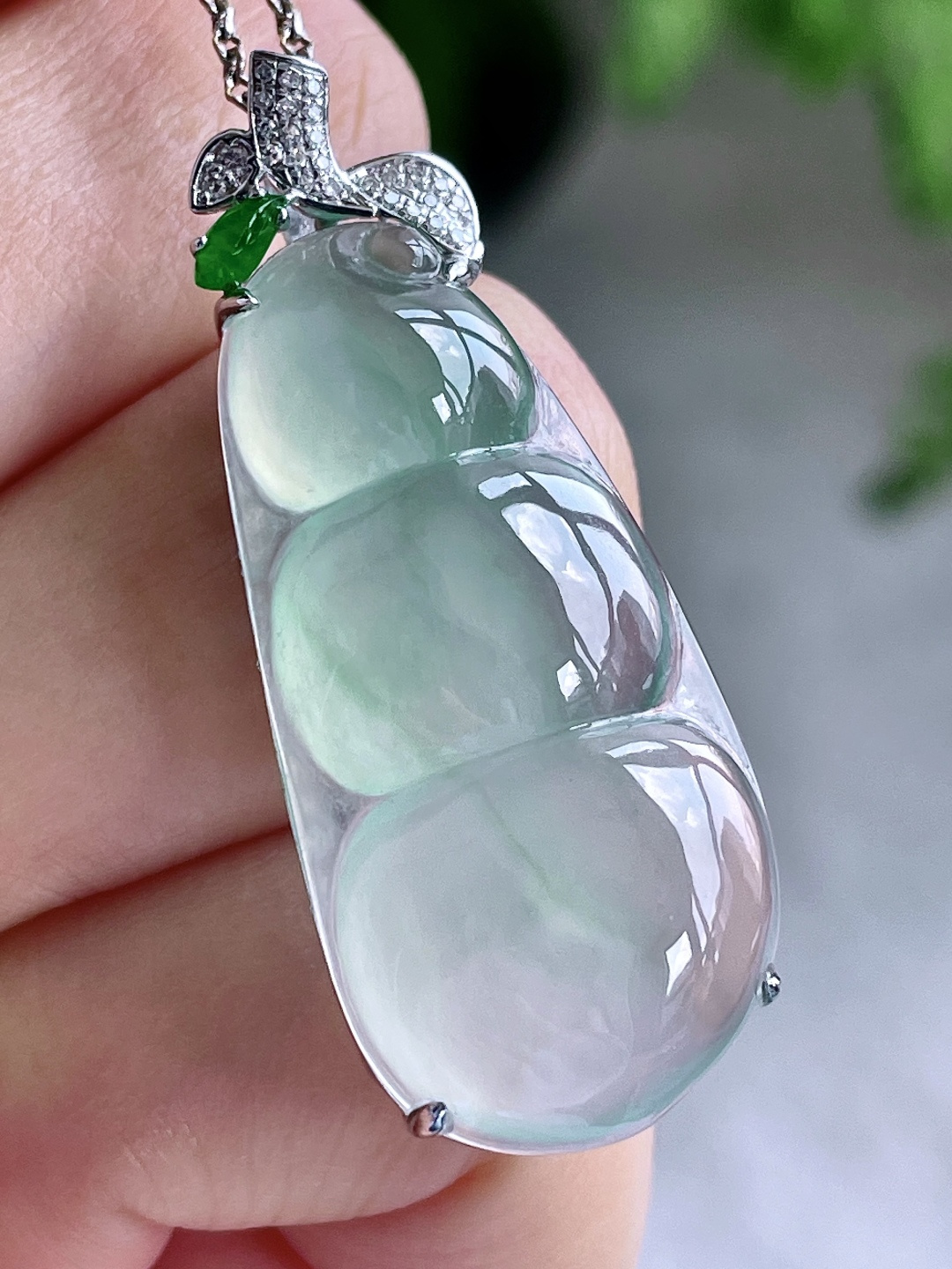 高冰飘花豆子飘花福豆吊坠,缅料18k金镶嵌,无裂,性比高,整体41.2-17-9.2,裸石34.7-16.7-5.8,重量7.8克