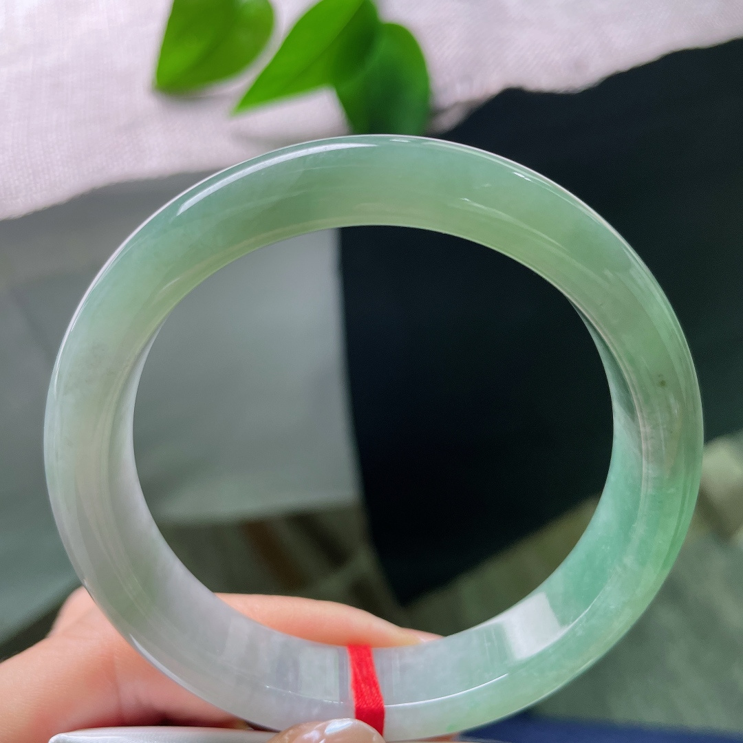 58.9/12.1/8.4油青正圈，皮纹，由浅至深的翠色自然过渡，温润湖绿铺满镯身，沉静又富有生机。ss57761a