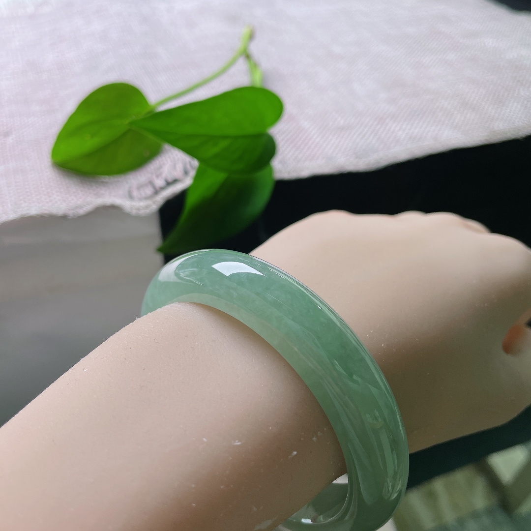 绿底正圈，晶体，光泽温润不刺眼，光线漫过镯体，漾开层层清浅的绿意。ss57888a