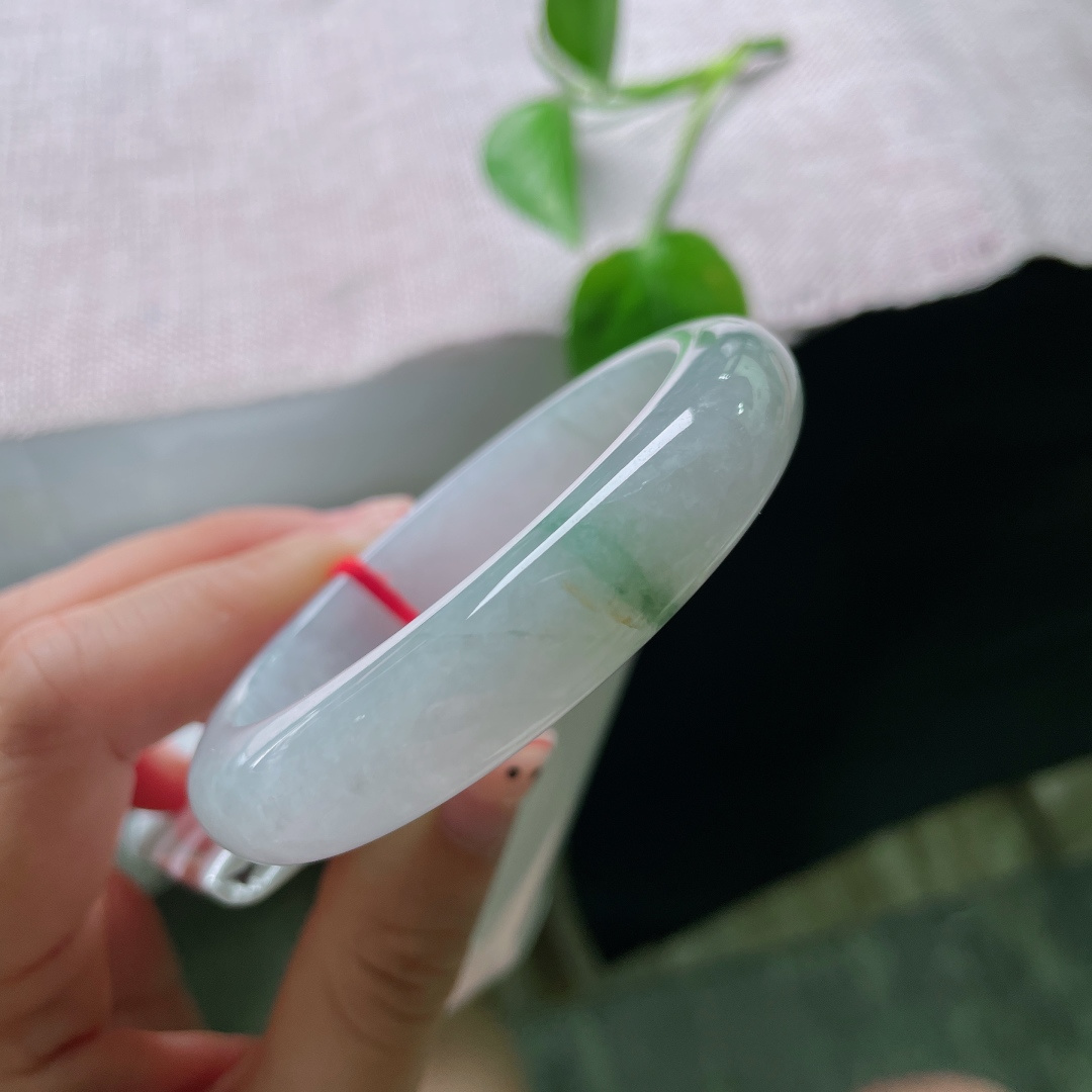 51.8/12.1/8.3飘花正圈，细腻，水润，玉底清透，繁花轻绕，举手投足皆是温婉古韵。一点皮纹，ss58627a