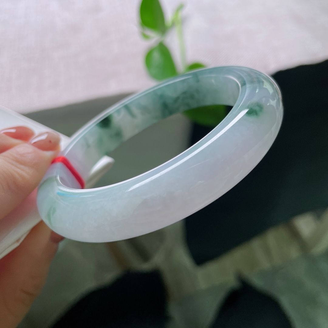 58.7/13.1/10.2，飘花正圈，一点皮纹，蓝绿飘花浓淡相间，错落分布在镯身，花色灵动飘逸，浑然天成。ss56435a