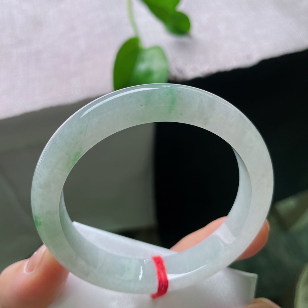 57/11.7/8.2，飘花正圈，冰润底细飘阳绿，翠色淡雅清新，玉质通透温润，一丝棉线，ss58558a