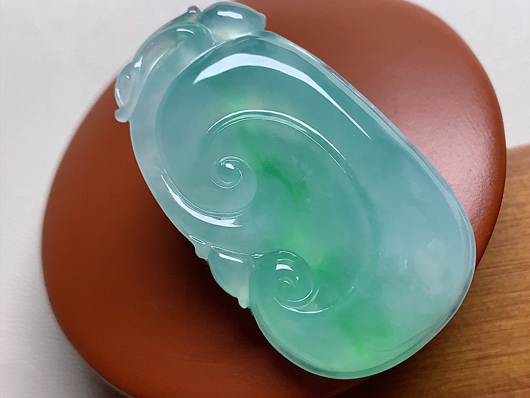 ️ 冰种阳绿如意 色泽青翠漂亮，种水很好，无裂尺寸39.7*23.3*6