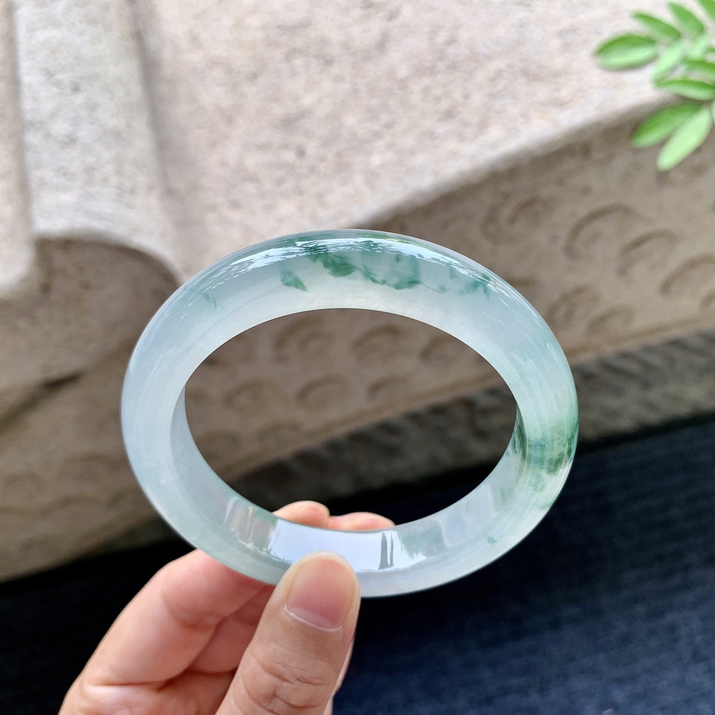 正圈55 56【圈口】56/12/9.4【编码】G7090917【描述】冰飘花，清透，水润，种老，细腻，打灯有纹线