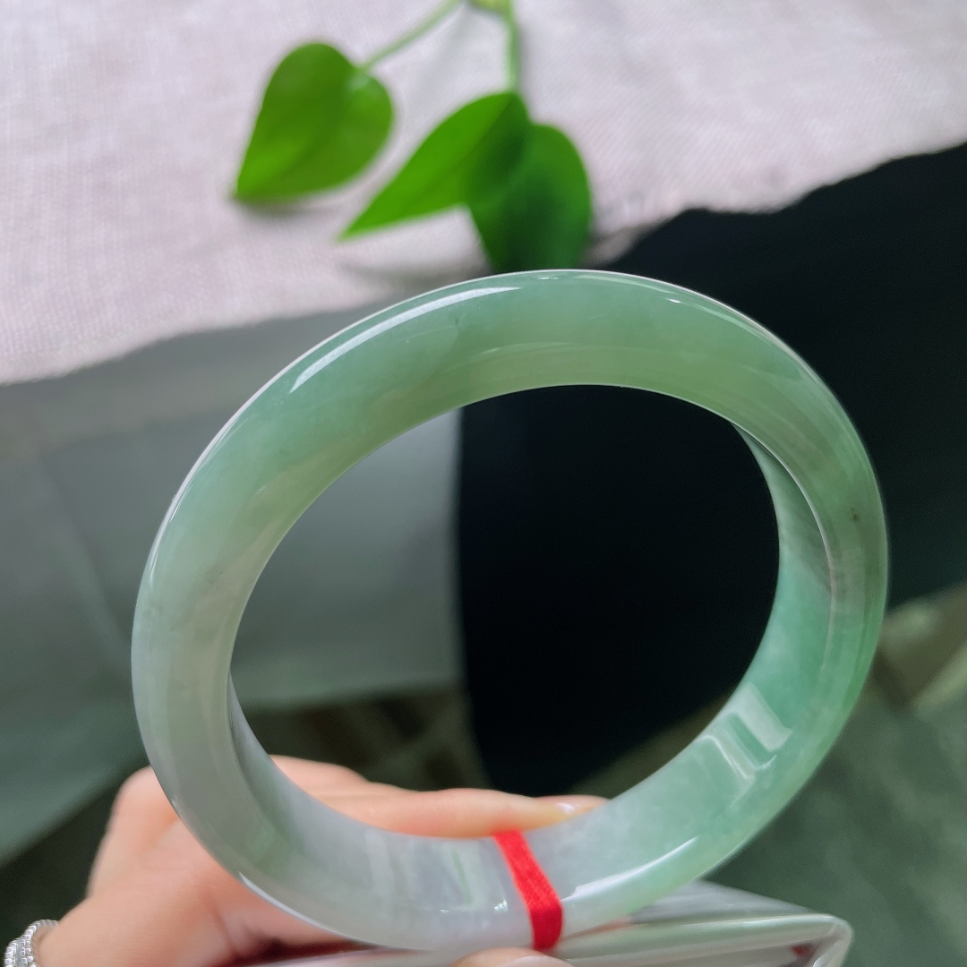 58.9/12.1/8.4油青正圈，皮纹，由浅至深的翠色自然过渡，温润湖绿铺满镯身，沉静又富有生机。ss57761a
