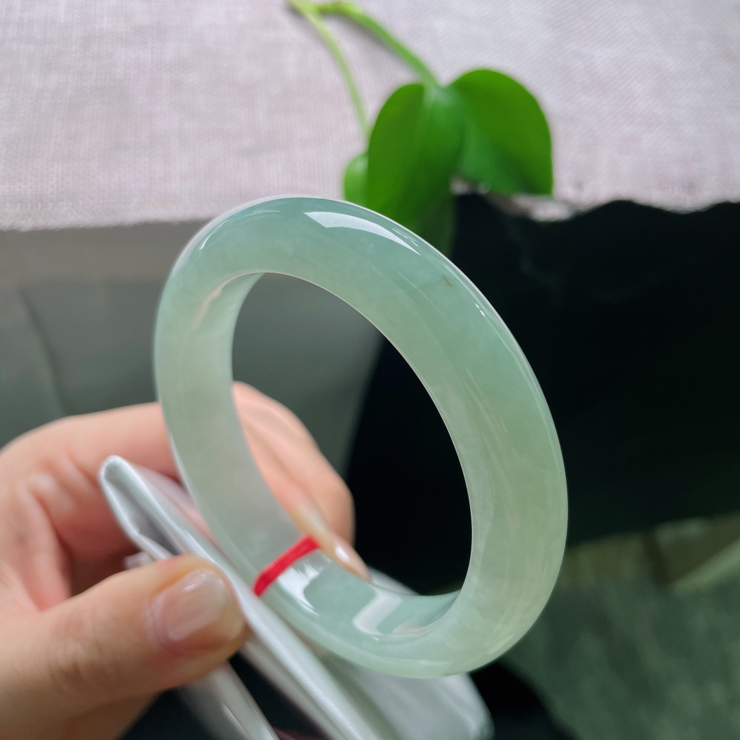 绿底正圈，一点皮纹，没有繁复雕花，素面一镯，全部美感都来源于玉石本身的质地与色泽。ss58520a
