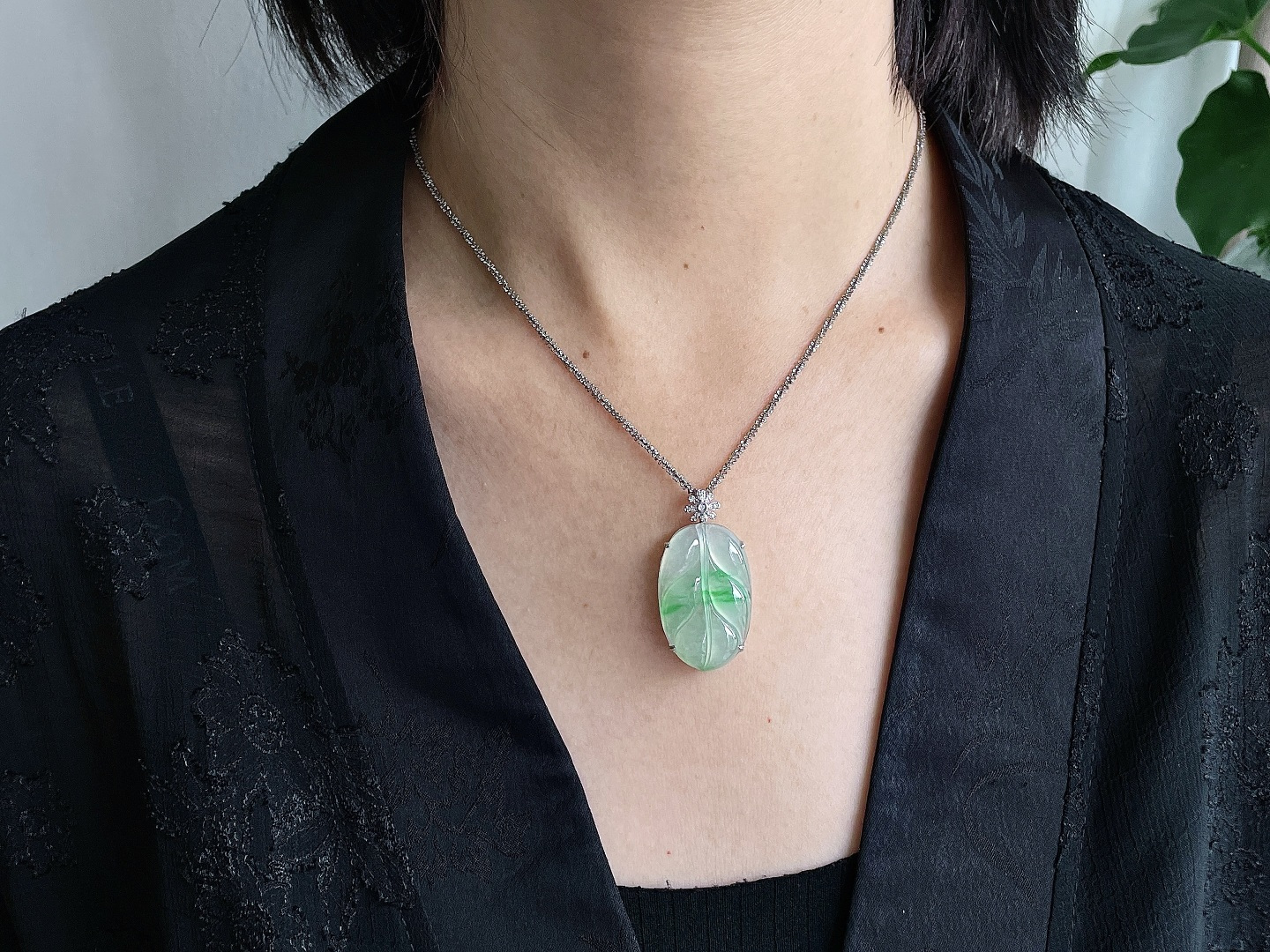 冰种飘绿花树叶飘绿花大叶子吊坠,18k金镶嵌,无裂,性比高,飘花,尺寸40.5-21-8.6,裸石32.4-21-4,重量7.6克