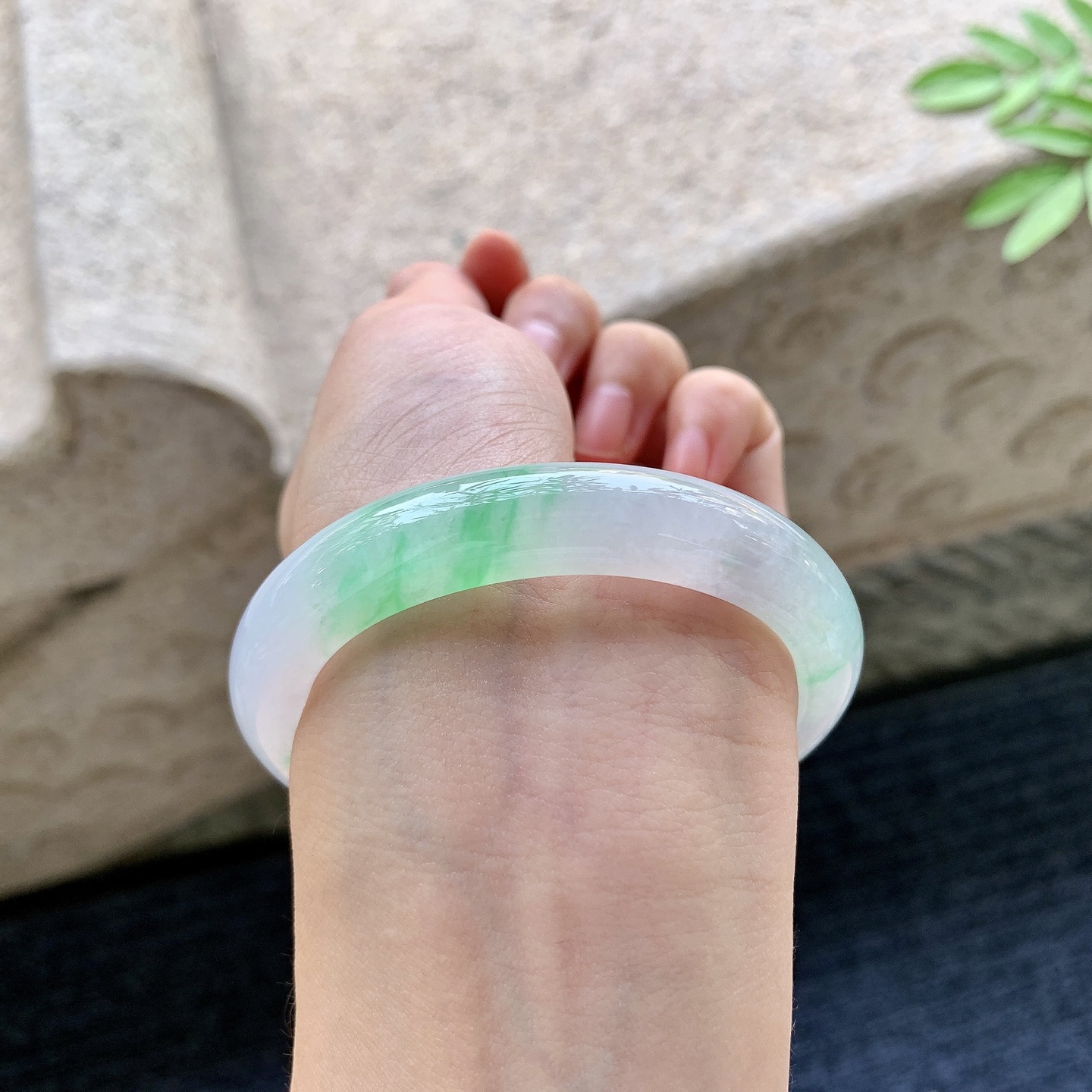 冰糯飘绿，水润，种老，细腻，打灯有纹线