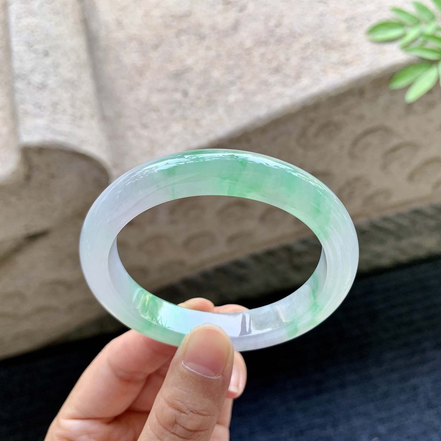 冰糯飘绿，水润，种老，细腻，打灯有纹线