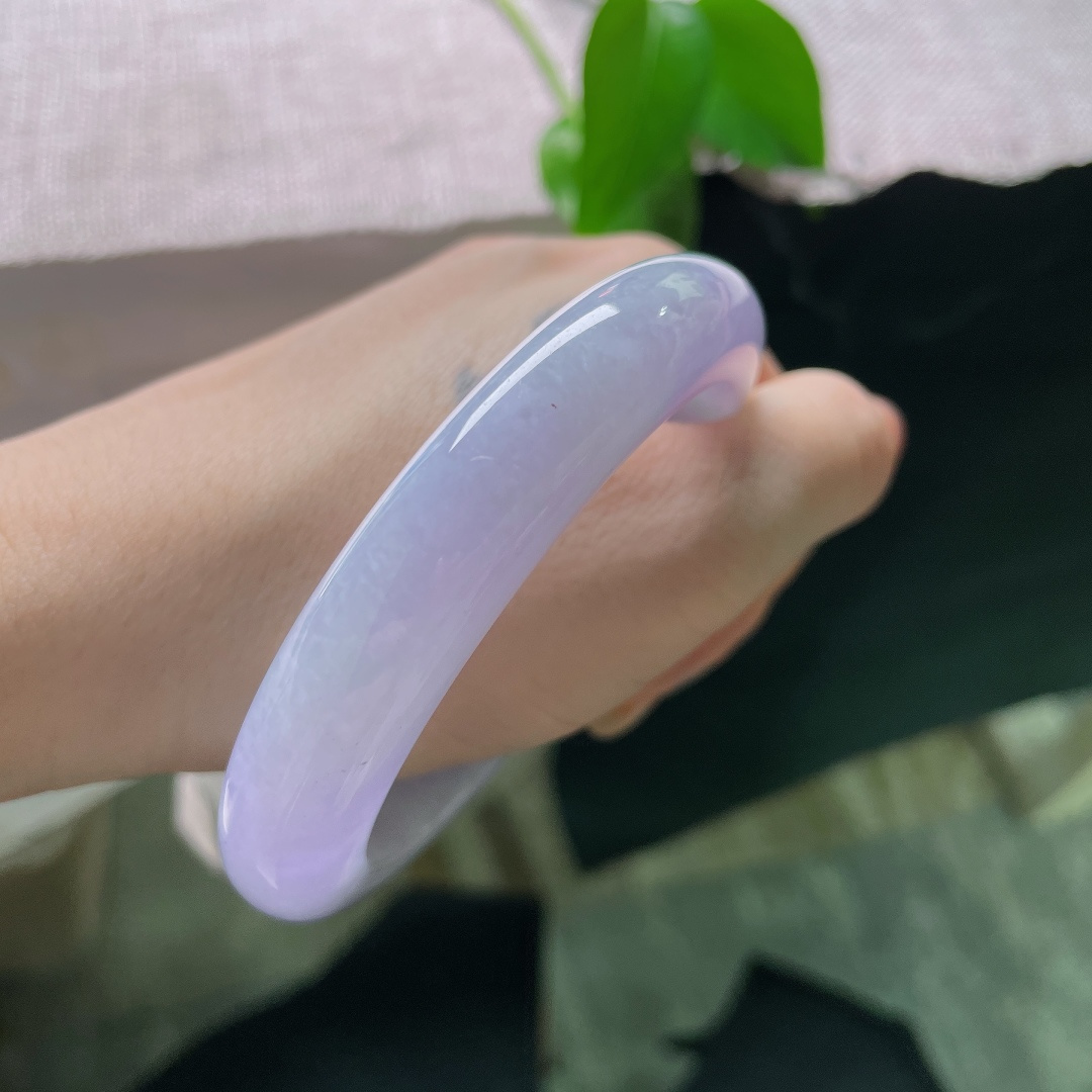 59.6/12.4/9.9，冰蓝正圈，无裂，玉质温润细腻，种水柔和，镯间萦绕淡淡的烟紫气息。ss52945a