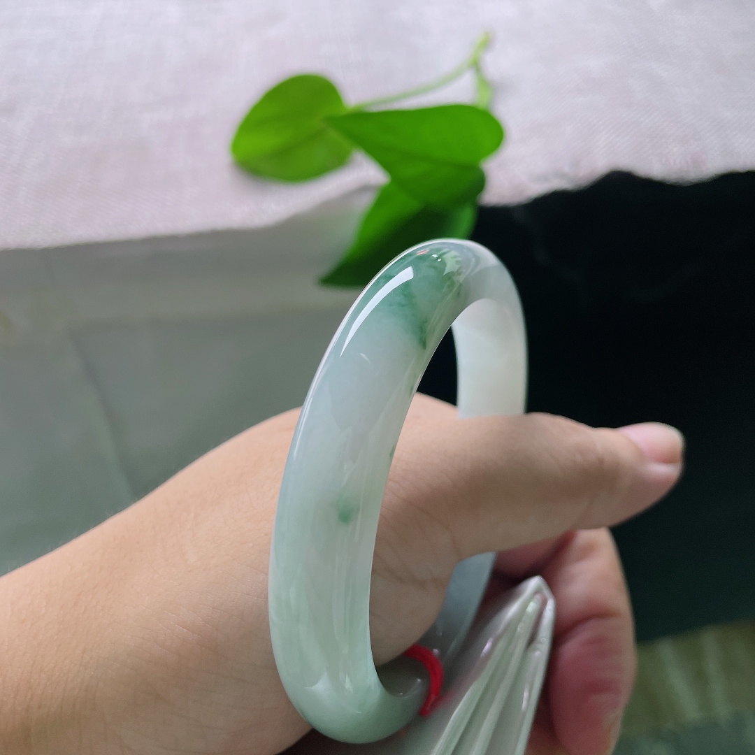 57.2/11.6/7.8，飘花正圈，无裂，有点黄翡，飘花飘逸洒脱，每一缕花色都是独属于这只镯子的天然印记。ss56041a