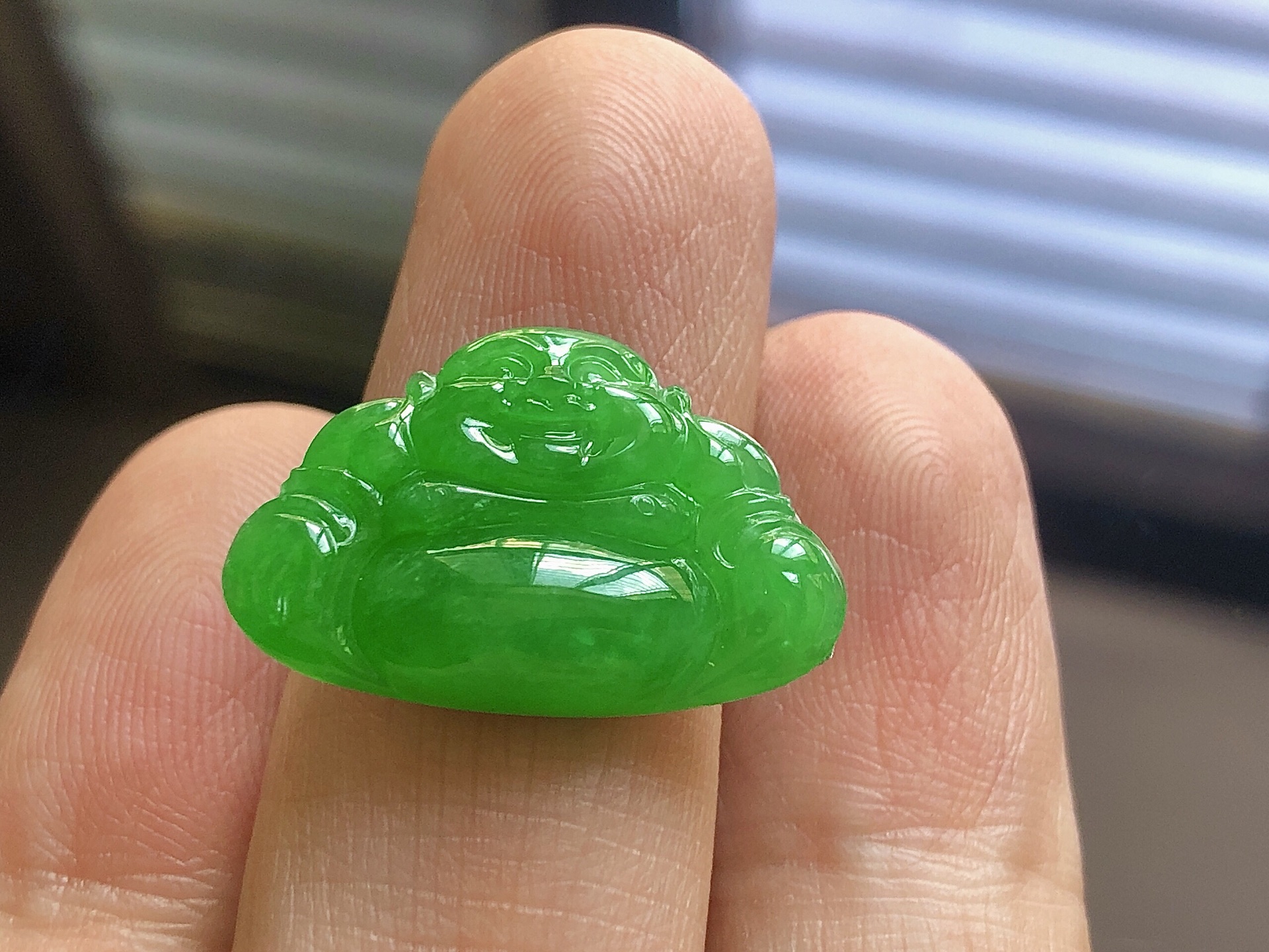 ️ 冰种阳绿佛公， 色泽艳阳，通透水润，玉质细腻，夺目迷人，雕工精湛，面相慈祥大气，品相，无裂，尺